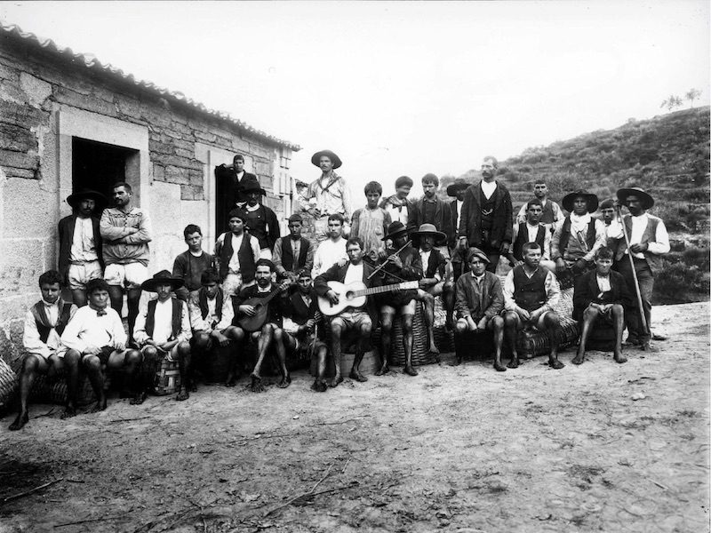 Soutelo do Douro: homens dos lagares (Quinta dos Aciprestes) por Emílio Biel