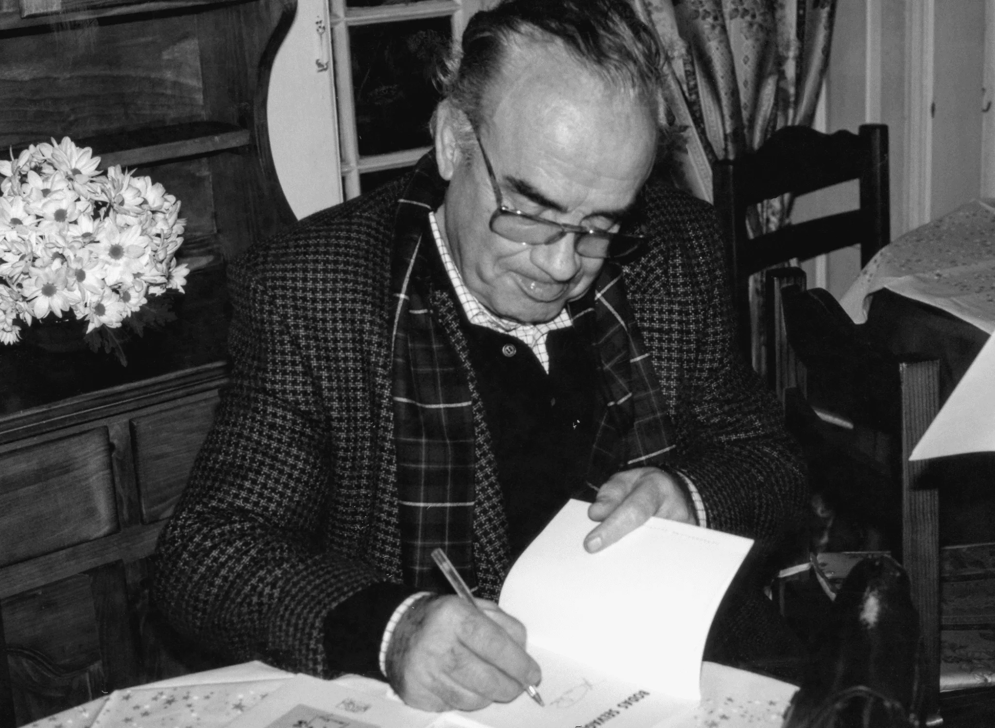 António Cabral durante sessão de autógrafos após o lançamento do livro Bodas selvagens (1997)